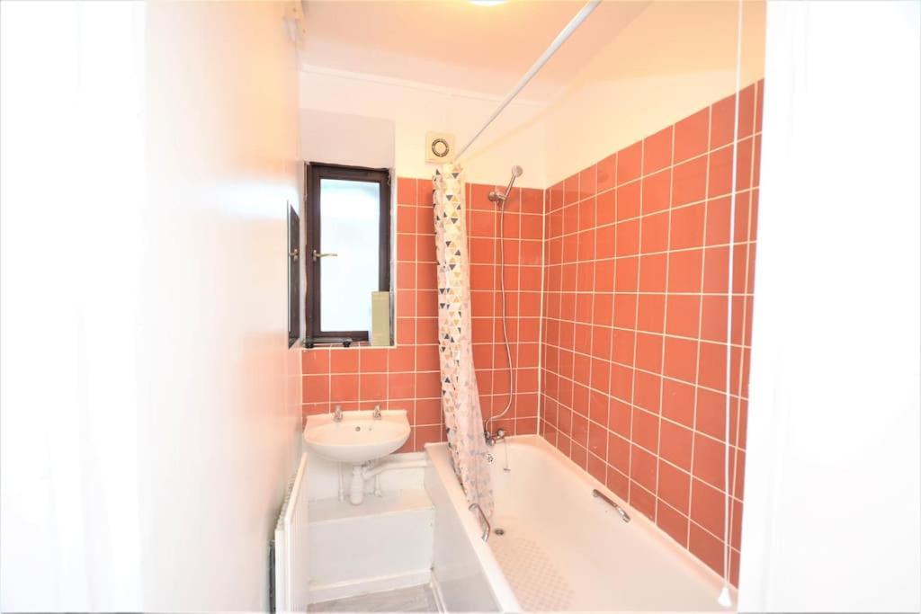 Lovely 4 Bedroom Apartment Close To The City Walking Distance From The Rivere View London Ngoại thất bức ảnh