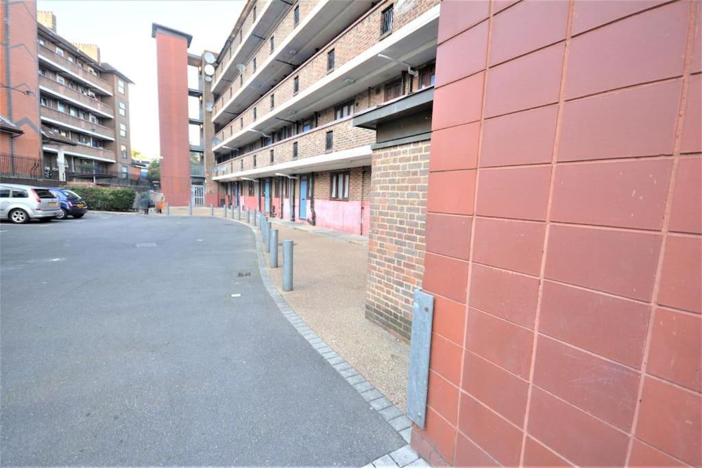 Lovely 4 Bedroom Apartment Close To The City Walking Distance From The Rivere View London Ngoại thất bức ảnh