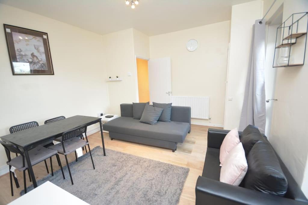 Lovely 4 Bedroom Apartment Close To The City Walking Distance From The Rivere View London Ngoại thất bức ảnh