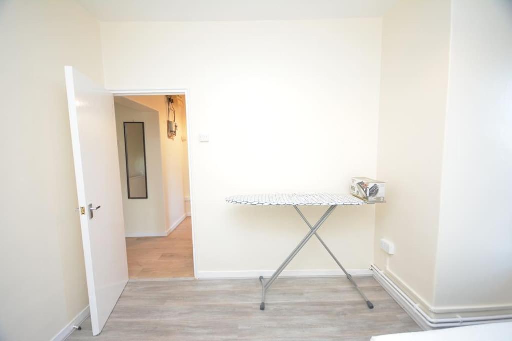 Lovely 4 Bedroom Apartment Close To The City Walking Distance From The Rivere View London Ngoại thất bức ảnh