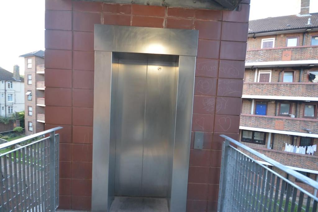 Lovely 4 Bedroom Apartment Close To The City Walking Distance From The Rivere View London Ngoại thất bức ảnh