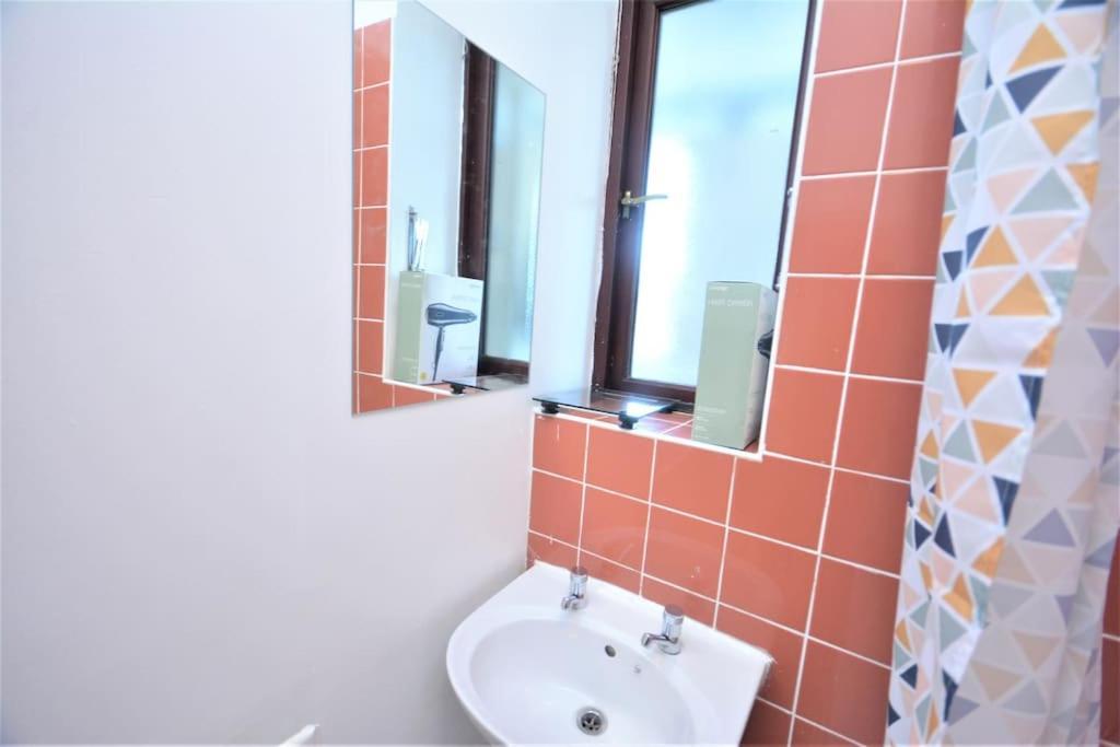 Lovely 4 Bedroom Apartment Close To The City Walking Distance From The Rivere View London Ngoại thất bức ảnh